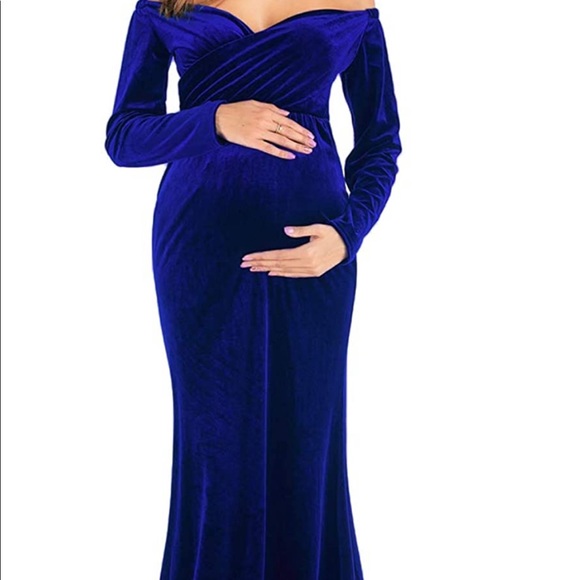 Velvet maternity off shoulder gown with train - Picture 5 of 9
